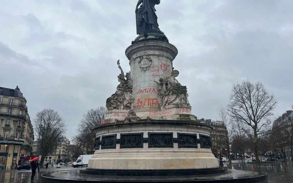 Mosquée à ciel ouvert : des fidèles musulmans se réunissent place de la République à Paris pour des célébrations pacifiques