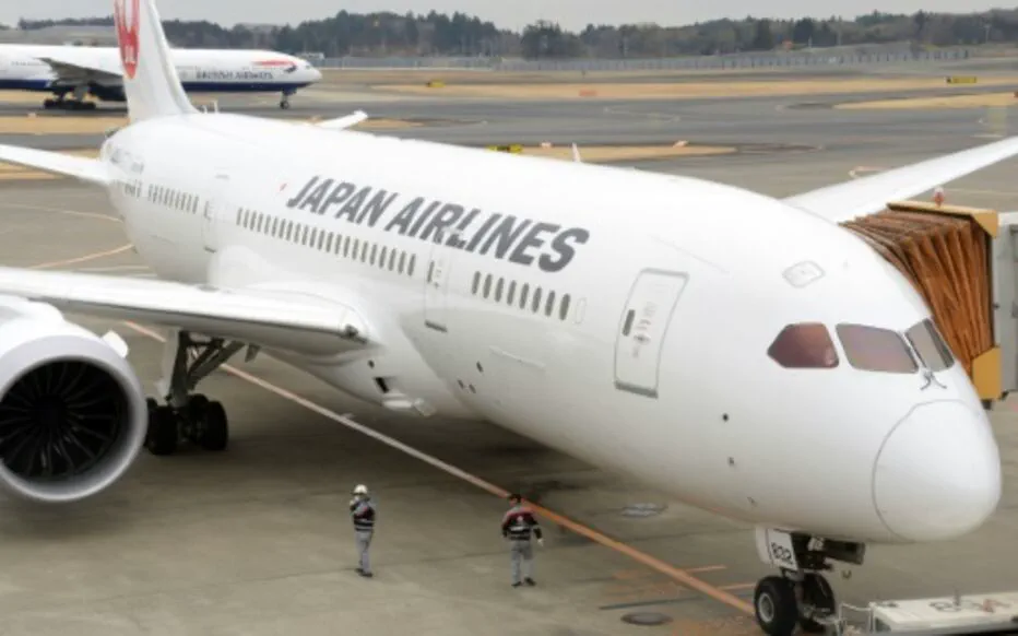 Panique en plein vol : un Boeing 737 de Japan Airlines effectue un atterrissage d'urgence après une chute rapide
