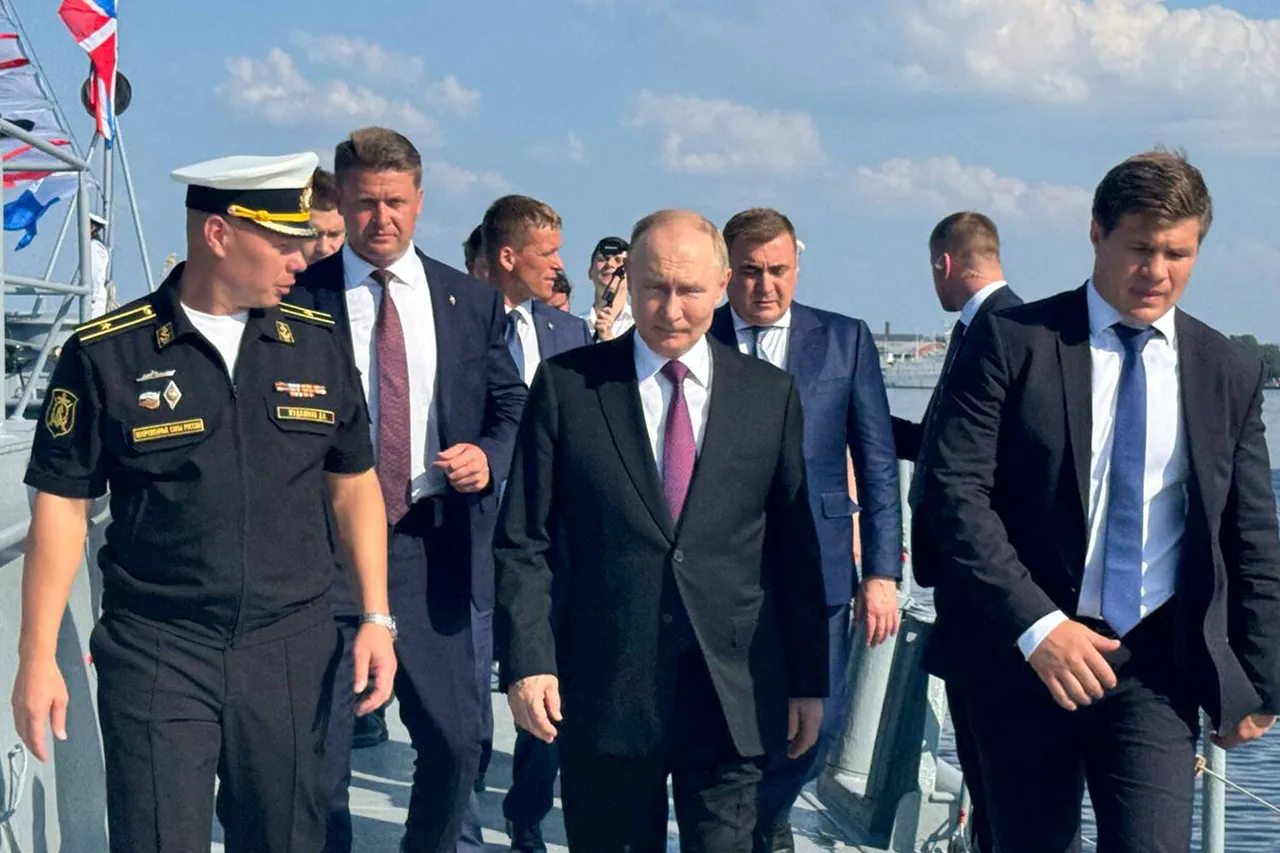 Poutine célèbre le Jour de la Flotte russe à Kronstadt