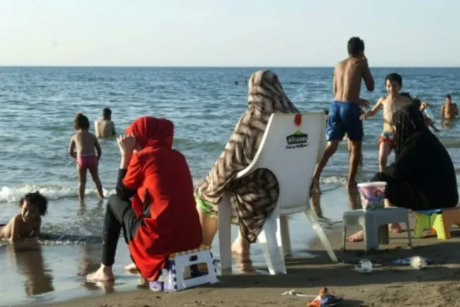 Proposition de titre : « Un débat houleux autour de la tenue vestimentaire à Chetaïbi »