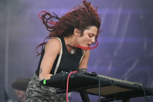 Rebecca, membre de Lulu Van Trapp, partage une histoire de bravoure lors d'un concert.