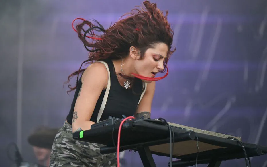 Rebecca, membre de Lulu Van Trapp, partage une histoire de bravoure lors d'un concert.