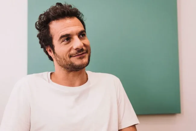 Tension et controverses autour d'Amir : les proches parlent enfin