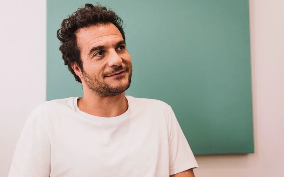 Tension et controverses autour d'Amir : les proches parlent enfin