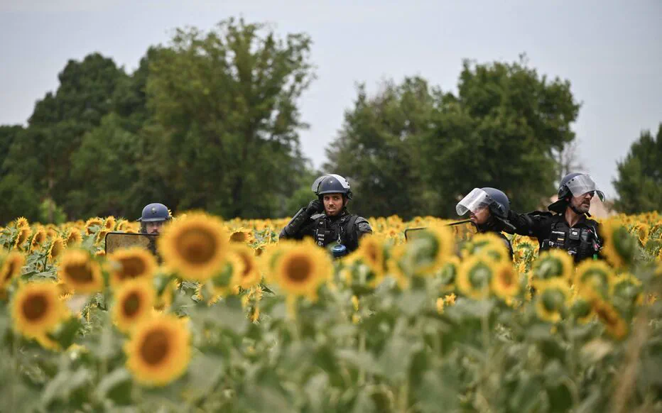 Tension et violence lors d'une manifestation anti-A69 en France
