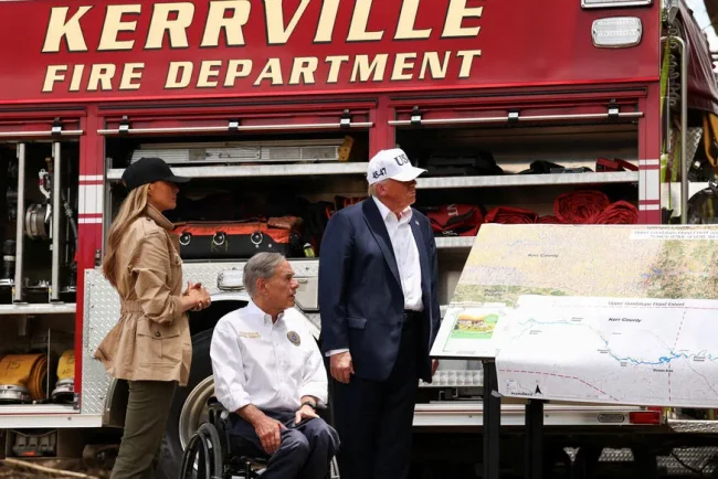 Trump rend visite aux victimes des inondations au Texas malgré les critiques
