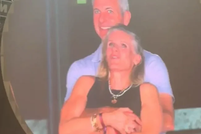 Un couple surpris par la « KissCam » lors d'un concert de Coldplay réagit de manière contrastée