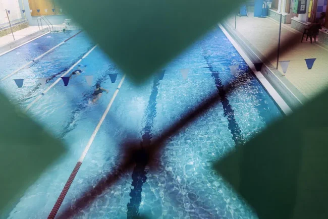 Un curieux dans les vestiaires : une fin de journée agitée à la piscine Keller