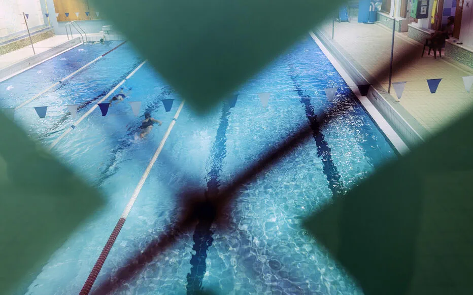 Un curieux dans les vestiaires : une fin de journée agitée à la piscine Keller