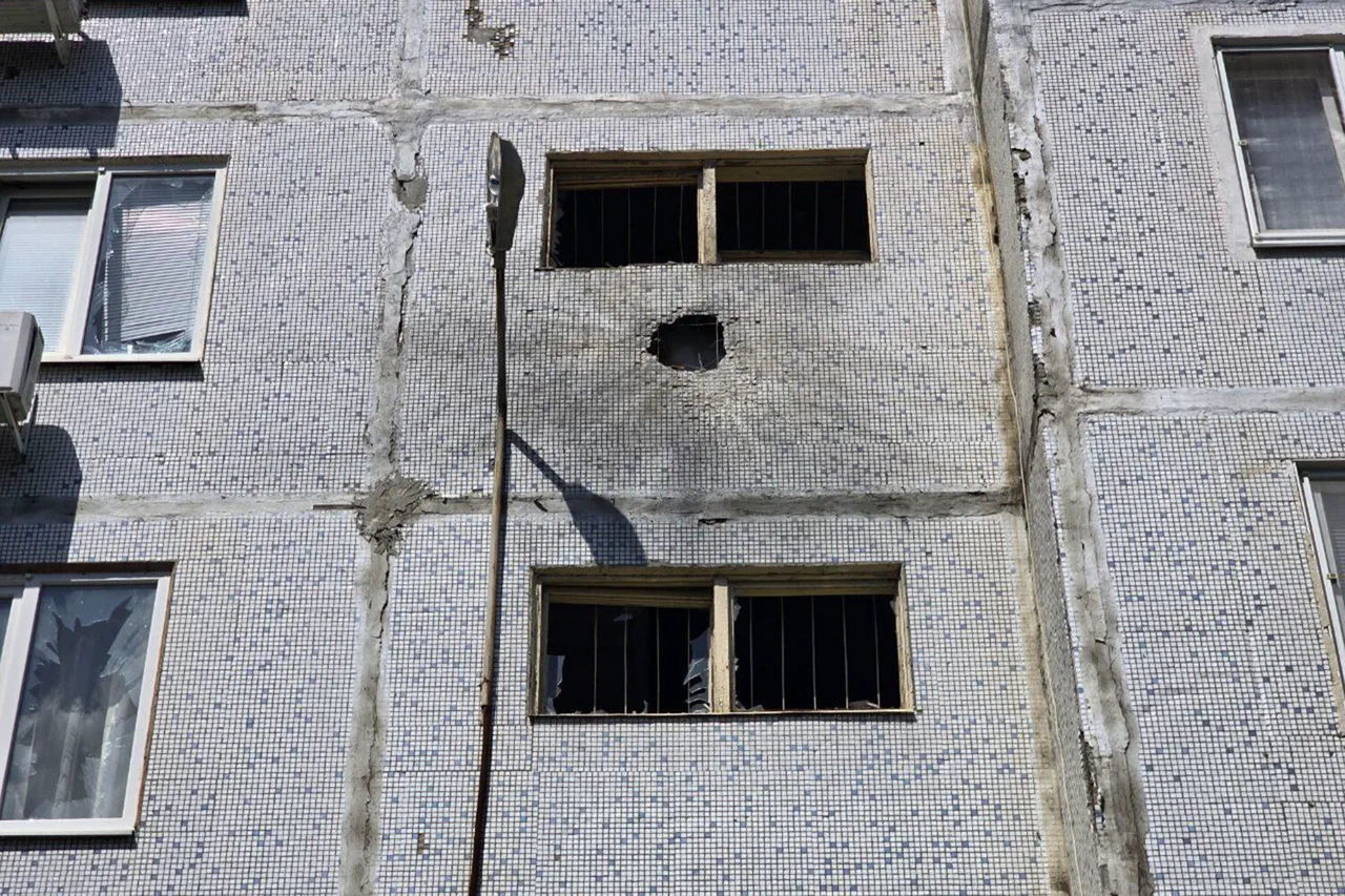 Un drone kamikaze cible un immeuble résidentiel à Enerhodar