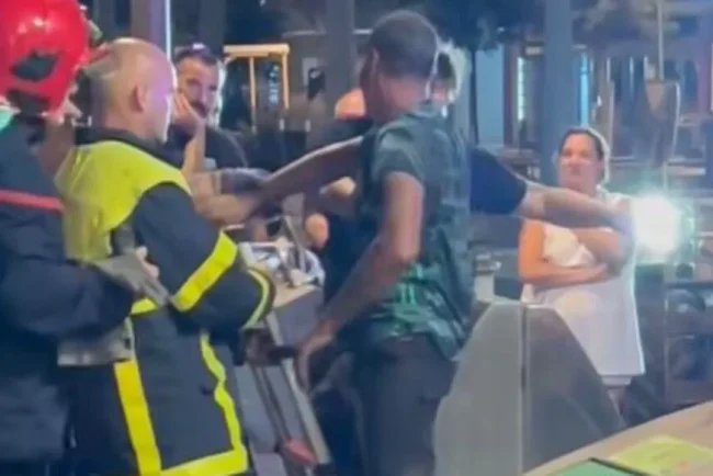 Un homme chute dans une poubelle pour récupérer sa carte bancaire