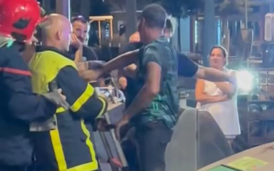 Un homme chute dans une poubelle pour récupérer sa carte bancaire