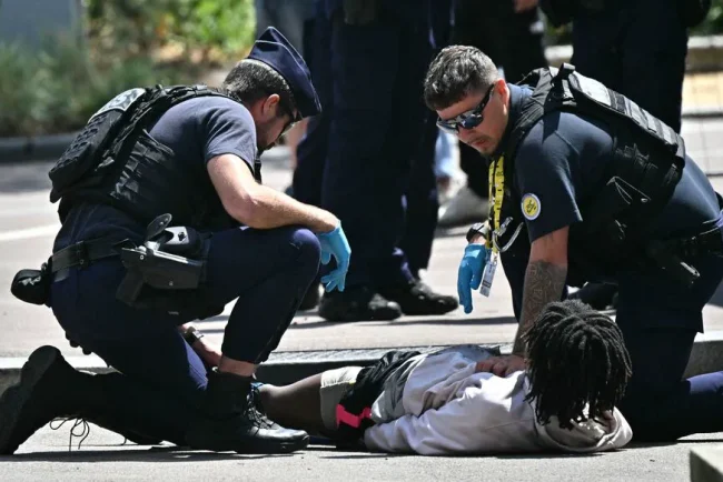 Un jeune attaquant un policier lors du Tour de France