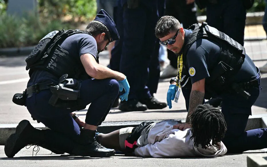 Un jeune attaquant un policier lors du Tour de France