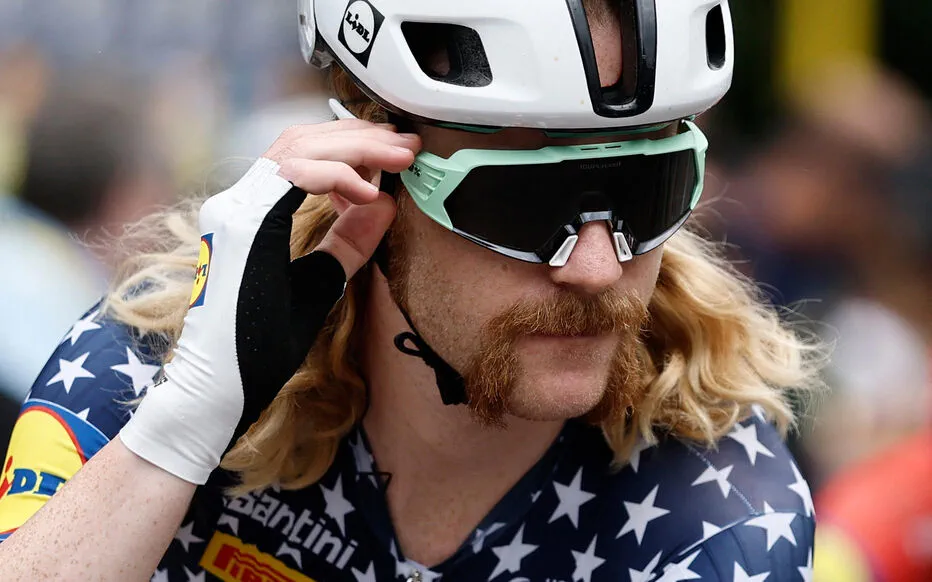 Un moment romantique sur les Champs-Élysées : Quinn Simmons fait sa demande en mariage sous les yeux du public du Tour de France