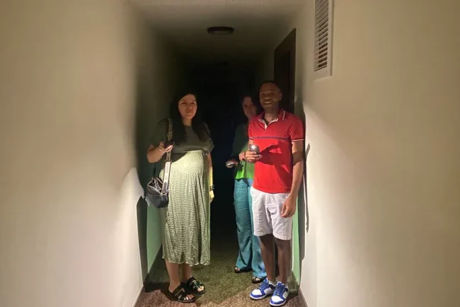 Un mystère dans l'obscurité : la quête de Flore pour découvrir la vérité