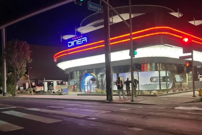 Un nouveau restaurant Tesla éclipse Hollywood.