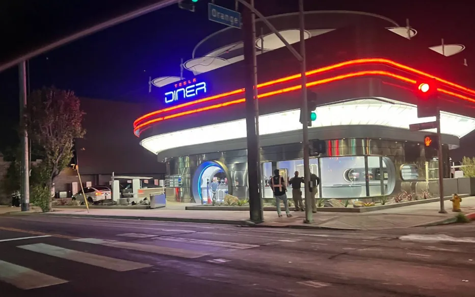 Un nouveau restaurant Tesla éclipse Hollywood.