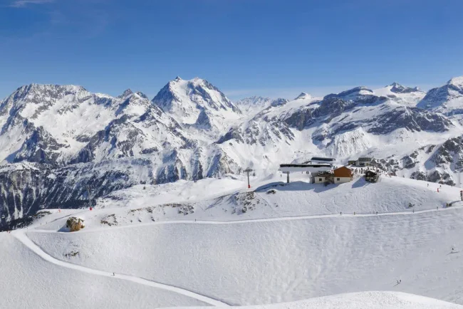 Un nouvel épisode dans le choix des sites pour les JO d'hiver 2030 : Val d'Isère pourrait accueillir certaines épreuves de ski alpin au détriment de Méribel.