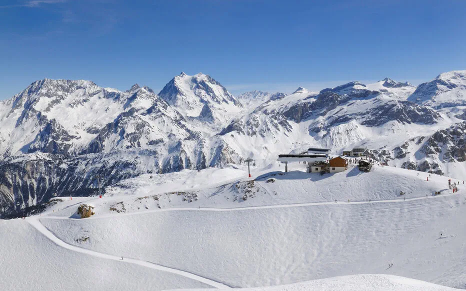 Un nouvel épisode dans le choix des sites pour les JO d'hiver 2030 : Val d'Isère pourrait accueillir certaines épreuves de ski alpin au détriment de Méribel.