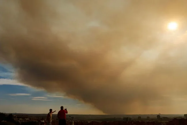 Un nuage de fumée massif force le confinement des habitants en Espagne
