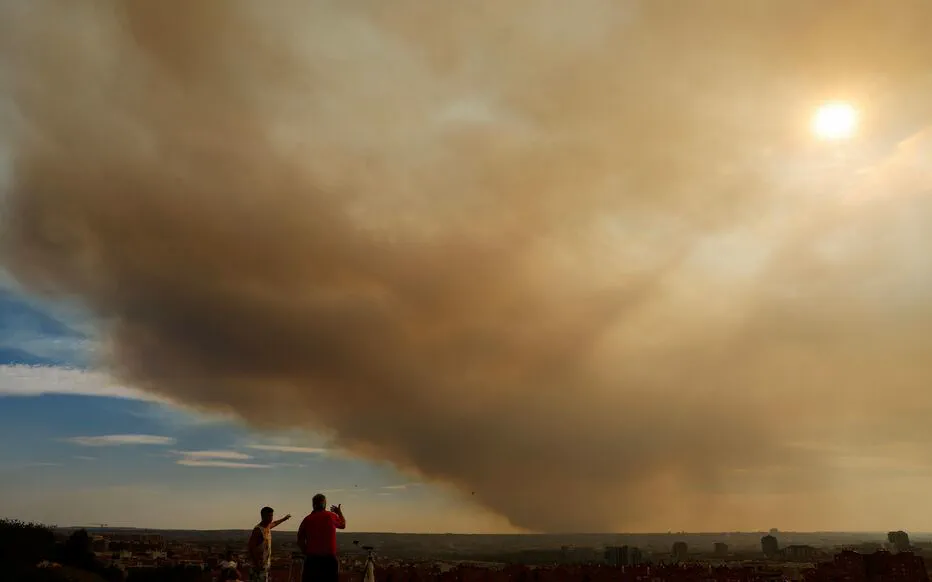 Un nuage de fumée massif force le confinement des habitants en Espagne