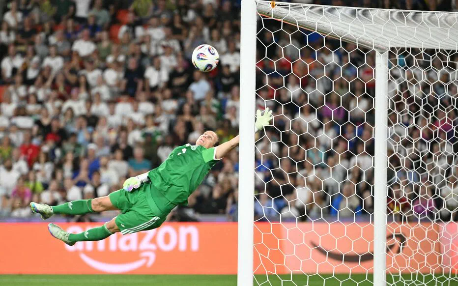 Un t-shirt rouge, une branche morte et un vent violent : l'apparence gelée d'une vieille femme