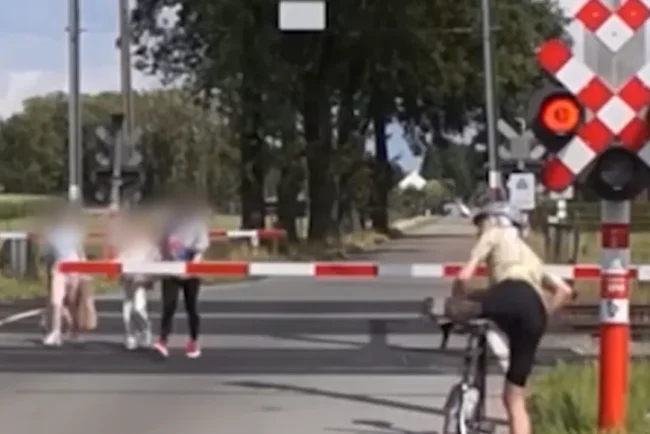 Une mère irresponsable risque de mettre des vies en danger lors d'un passage à niveau fermé