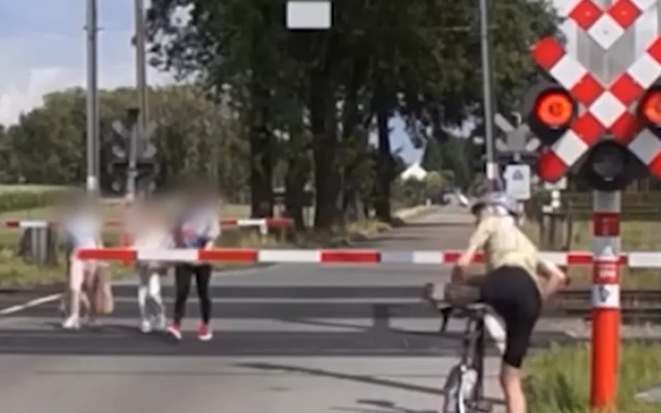 Une mère irresponsable risque de mettre des vies en danger lors d'un passage à niveau fermé