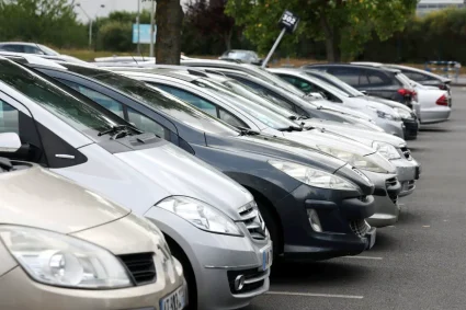 Une mère laisse ses deux enfants dans une voiture au soleil pendant qu'elle reçoit des injections au niveau des lèvres.