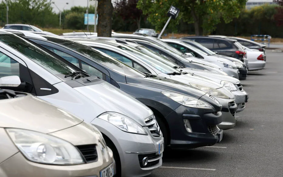 Une mère laisse ses deux enfants dans une voiture au soleil pendant qu'elle reçoit des injections au niveau des lèvres.
