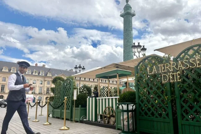 Une terrasse éphémère sur la place Vendôme à Paris