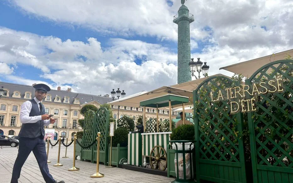 Une terrasse éphémère sur la place Vendôme à Paris