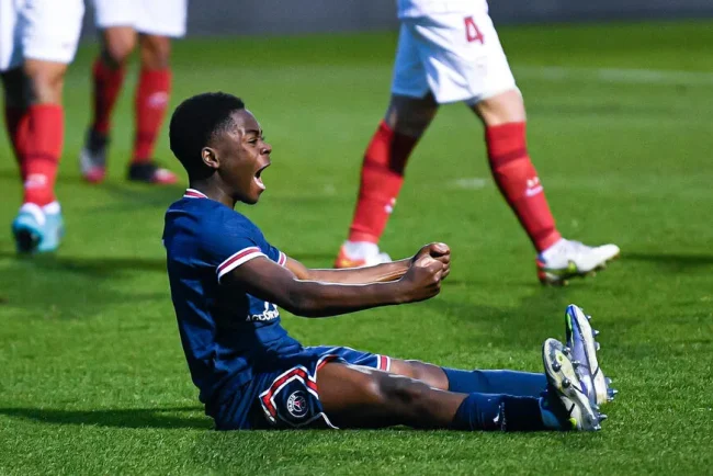 Vimoj Muntu Wa Mungu signe à Guingamp