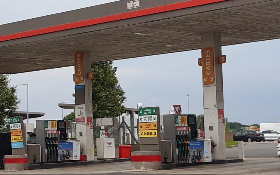 Vol en réunion avec dégradation : deux prévenus démentent toute implication