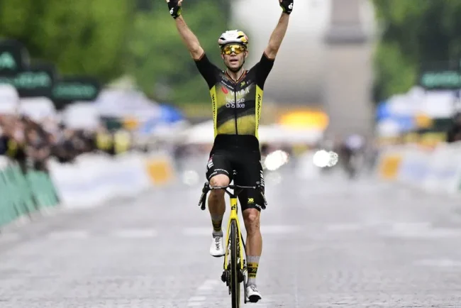 Wout Van Aert domine la dernière étape du Tour de France sous la pluie