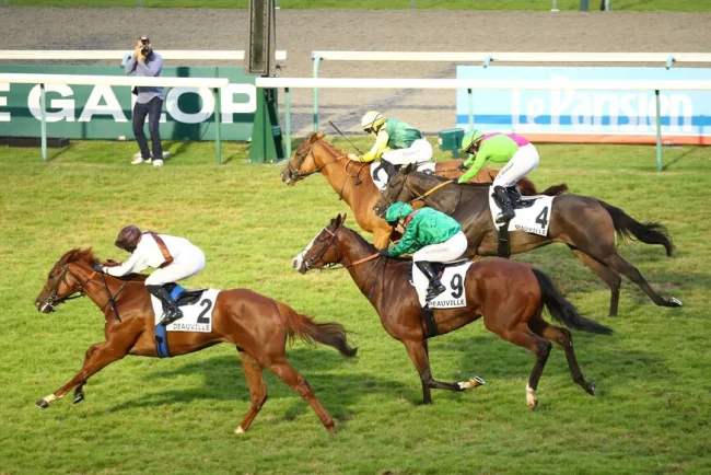 Ambre Molins remporte le Grand Prix des Femmes Jockeys à Deauville