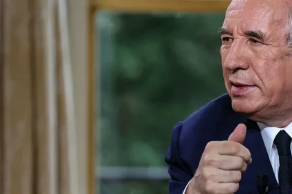 Bayrou justifie son absence aux négociations budgétaires d'été par le fait que les autres chefs de partis étaient « en vacances » pendant cette période.