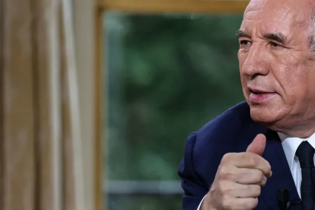 Bayrou justifie son absence aux négociations budgétaires d'été par le fait que les autres chefs de partis étaient « en vacances » pendant cette période.