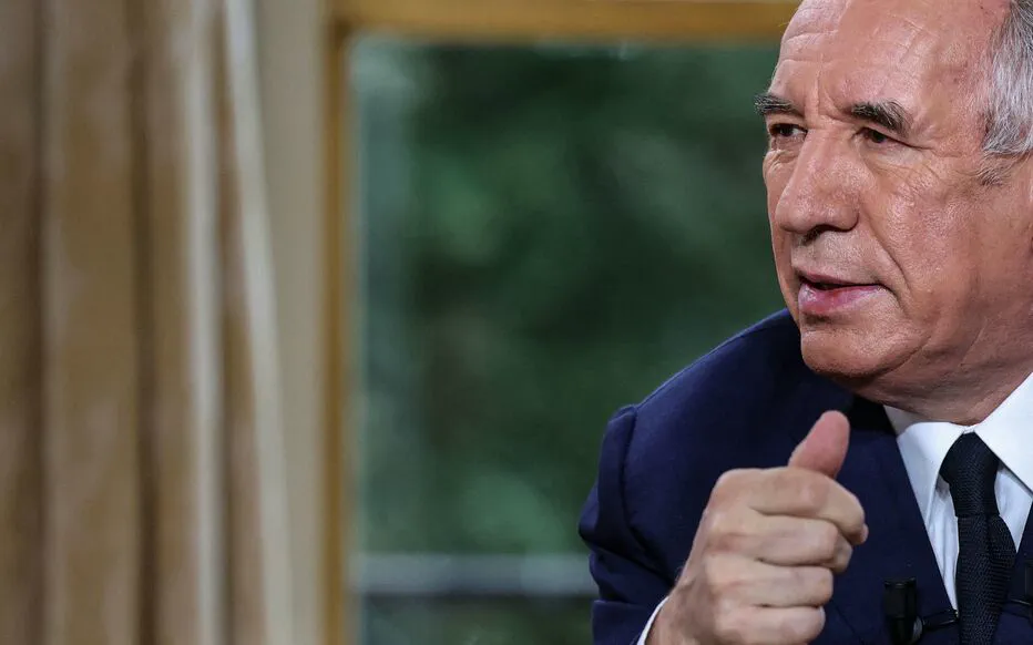 Bayrou justifie son absence aux négociations budgétaires d'été par le fait que les autres chefs de partis étaient « en vacances » pendant cette période.