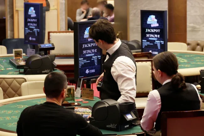 Braquage audacieux devant un club de jeux parisien : 150 000 euros volés