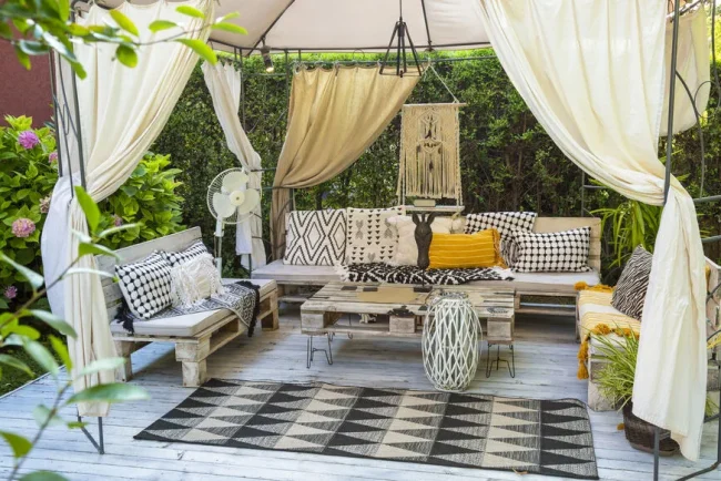 Choisir le bon tissu pour votre mobilier de jardin : durabilité et résistance face aux intempéries