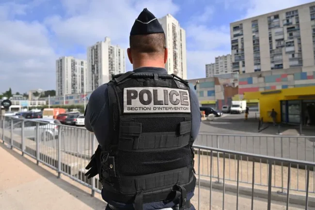 Couvre-feu prolongé pour les mineurs à Nîmes