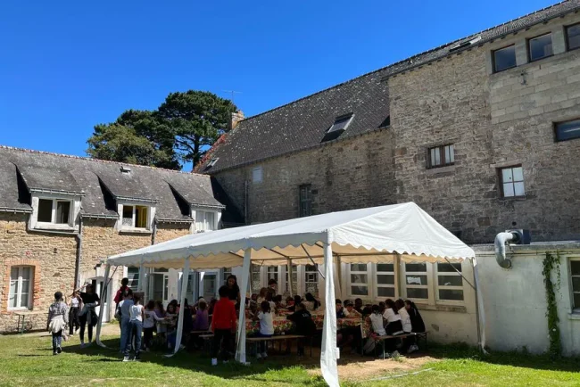 Déçu ! Nolann ne partira pas en vacances à La Trinité-sur-Mer cet été.