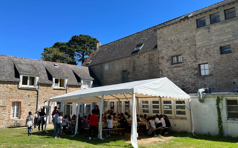 Déçu ! Nolann ne partira pas en vacances à La Trinité-sur-Mer cet été.