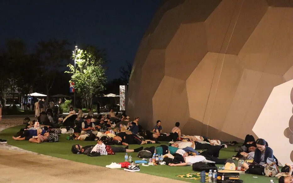 Des dizaines de milliers de visiteurs de l'Exposition universelle d'Osaka se retrouvent coincés après une coupure de courant.