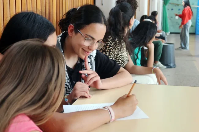 Des enfants palestiniens profitent d'un repas à Montataire