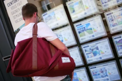 Des étudiants sans abri dorment dans le hall d'une gare néerlandaise