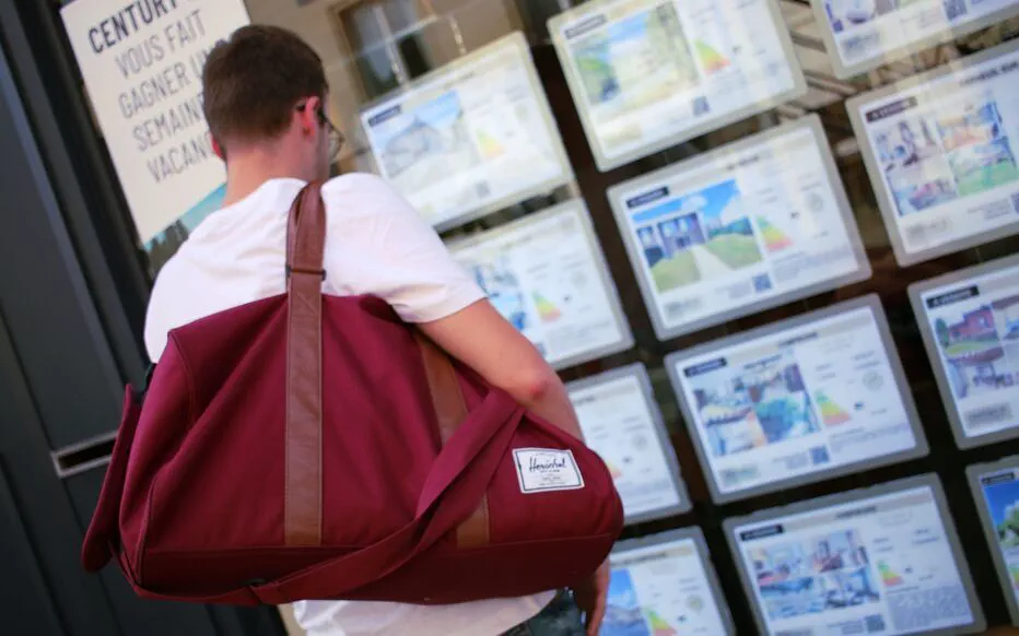 Des étudiants sans abri dorment dans le hall d'une gare néerlandaise