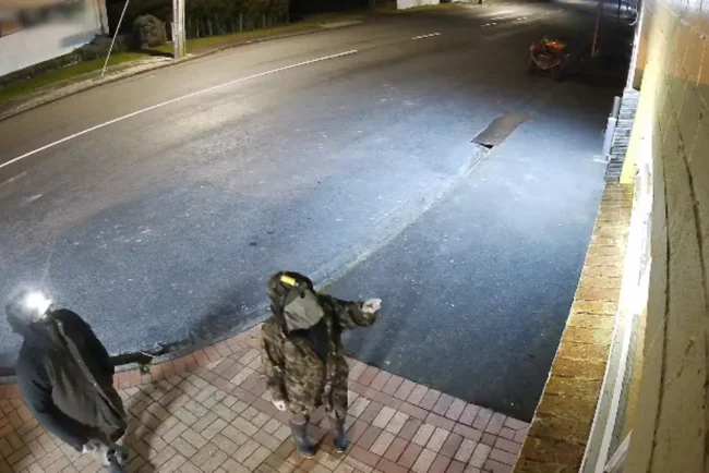 Des images de vidéosurveillance révèlent l'identité d'un père en fuite avec ses enfants